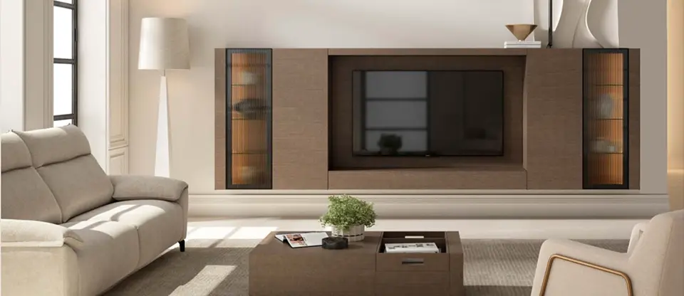 Salón elegante con TV al fondo y 2 sofás con una mesa en el centro