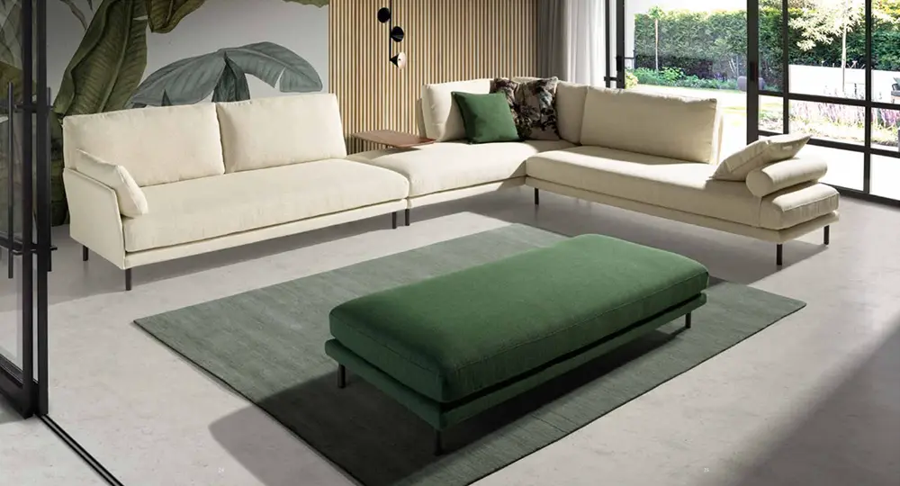 Amplio salón comedor con sofá enorme de alto standing